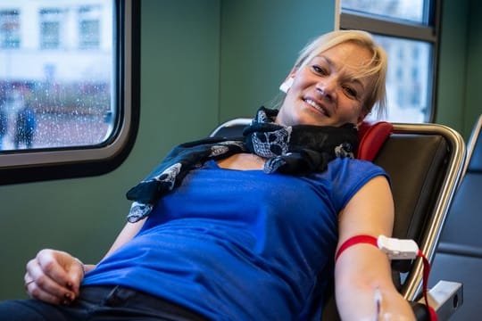 Bibiana Steinhaus in einem mobilen Blutspendewagen des Deutschen Roten Kreuz (DRK).