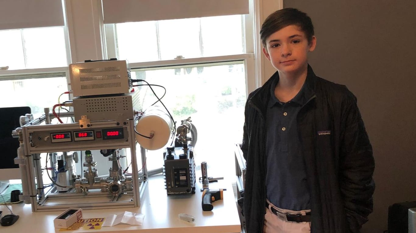 Jackson Oswalt in seinem Kinderzimmer: Mit 12 Jahren hat der kleine Kernfusionsexperte in seinem Zimmer einen funktionierenden Kernreaktor gebaut.