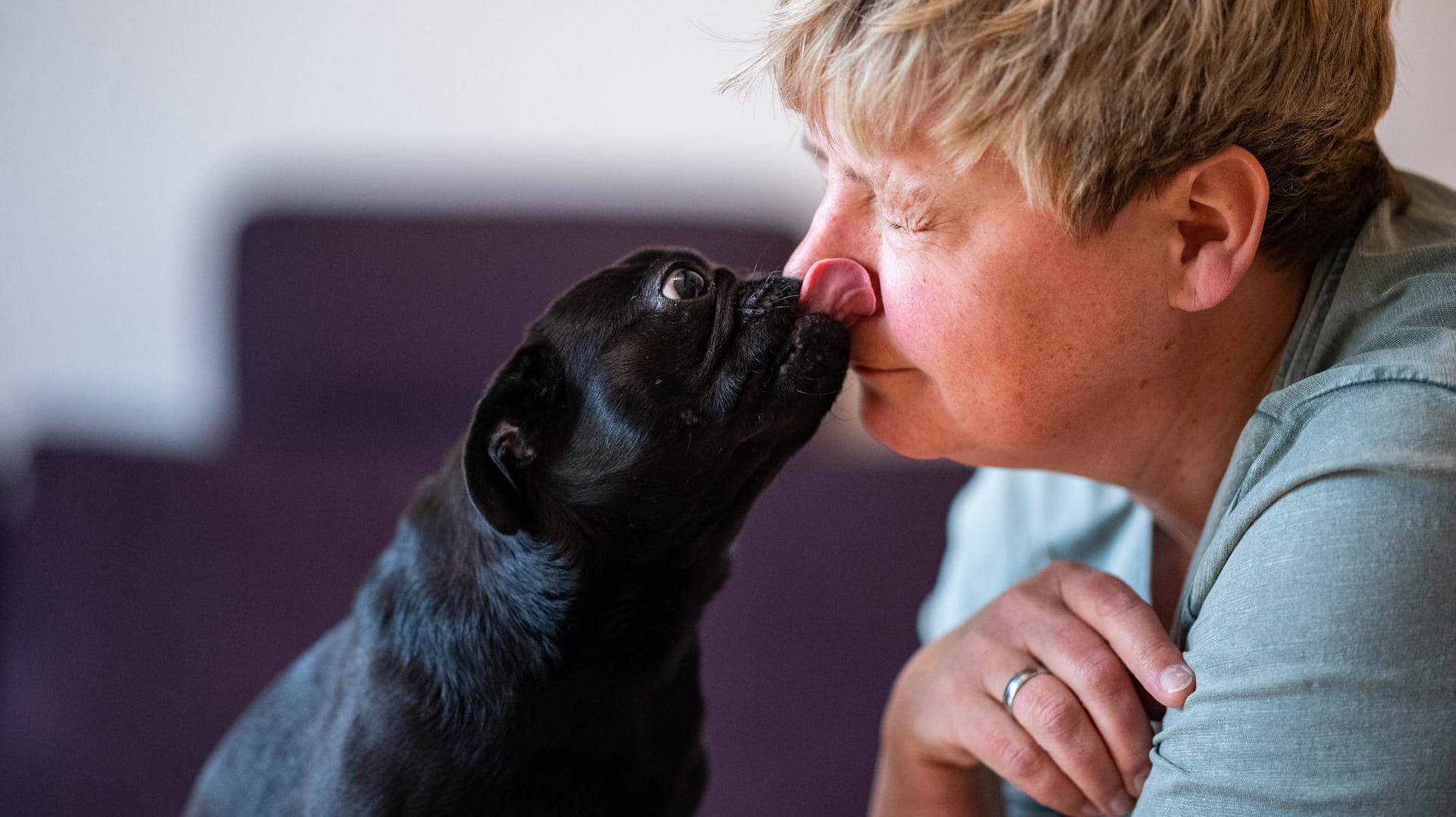 "Edda" und ihre neue Besitzerin: Sie hat ihre Hündin inzwischen in Wilma umbenannt.