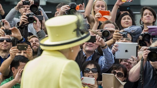 Beliebtes Fotomotiv: Königin Elizabeth bei ihrem Deutschland-Besuch auf dem Pariser Platz. Beliebtes Fotomotiv: Königin Elizabeth bei ihrem Deutschland-Besuch auf dem Pariser Platz.