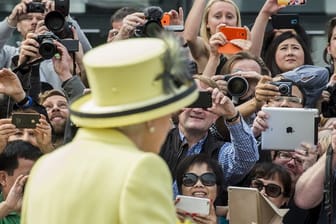 Beliebtes Fotomotiv: Königin Elizabeth bei ihrem Deutschland-Besuch auf dem Pariser Platz.