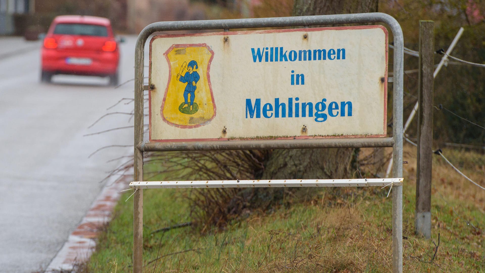 Schild am Ortseingang von Mehlingen: Ein Landschaftsgärtner soll mehrere Sprengfallen in der Gemeinde gelegt haben, bevor er sich selbst das Leben nahm.