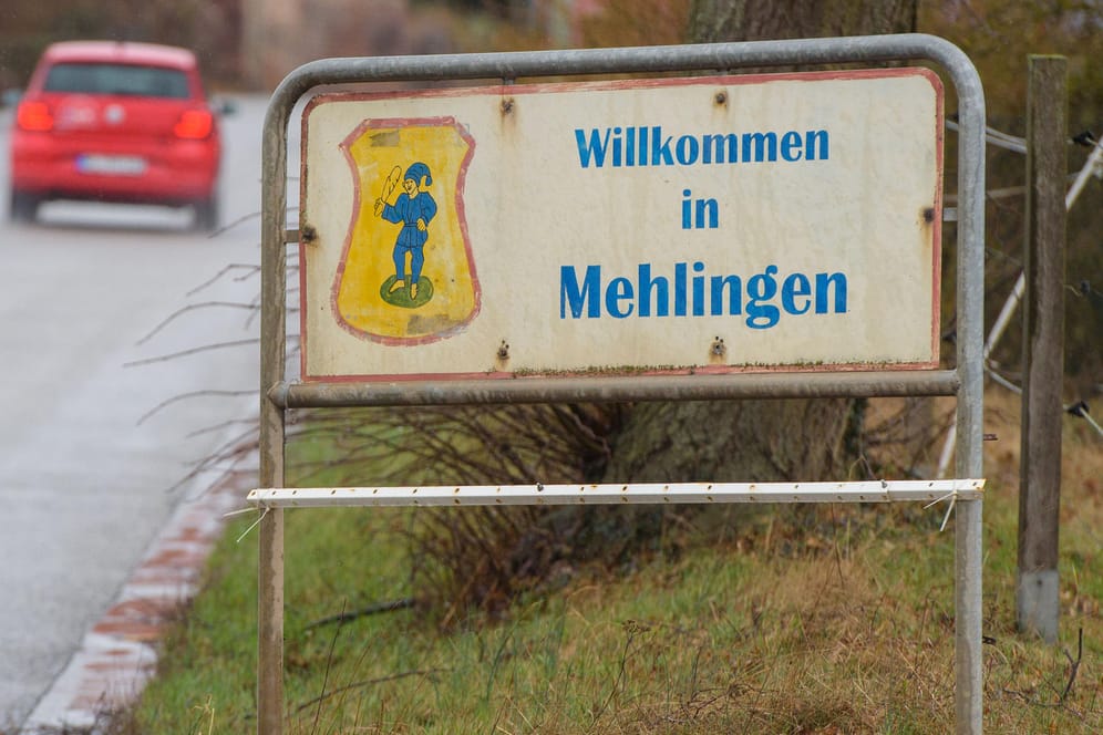 Schild am Ortseingang von Mehlingen: Ein Landschaftsgärtner soll mehrere Sprengfallen in der Gemeinde gelegt haben, bevor er sich selbst das Leben nahm.