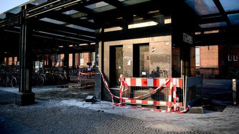 Brandspuren am S-Bahnhof Schöneweide am abgesperrten Tatort: Der stark alkoholisierte Angeklagte habe nach einem Streit Benzin gekauft und die Opfer angezündet.