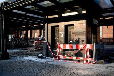 Brandspuren am S-Bahnhof Schöneweide am abgesperrten Tatort: Der stark alkoholisierte Angeklagte habe nach einem Streit Benzin gekauft und die Opfer angezündet.
