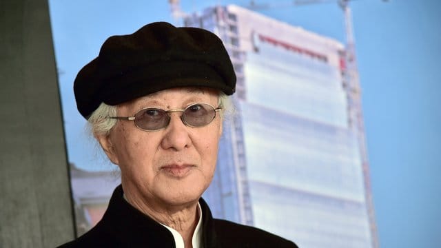 Arata Isozaki 2014 bei eine Pressekonferenz vor dem "City Life Office Tower" in Mailand: Isozaki habe als einer der ersten japanischen Architekten außerhalb Japans gebaut.