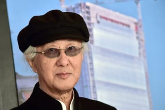 Arata Isozaki 2014 bei eine Pressekonferenz vor dem "City Life Office Tower" in Mailand: Isozaki habe als einer der ersten japanischen Architekten außerhalb Japans gebaut.