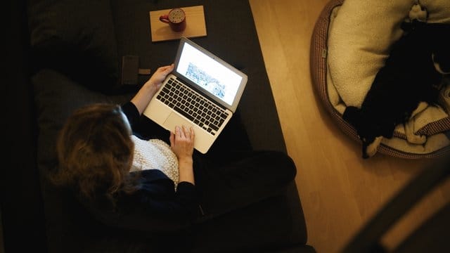 Auf der Couch in der eigenen Wohnung sitzen und arbeiten - in den meisten Unternehmen bleibt Homeoffice noch immer die Ausnahme. Auf der Couch in der eigenen Wohnung sitzen und arbeiten - in den meisten Unternehmen bleibt Homeoffice noch immer die Ausnahme.