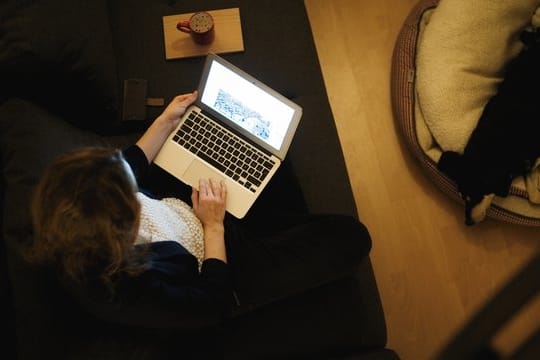 Auf der Couch in der eigenen Wohnung sitzen und arbeiten - in den meisten Unternehmen bleibt Homeoffice noch immer die Ausnahme.