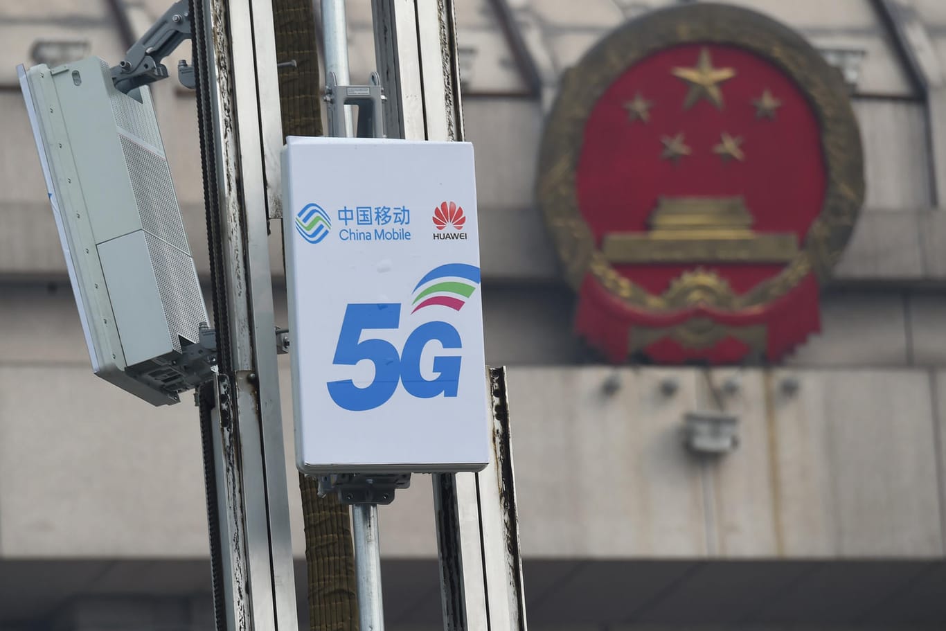 5G-Antenne von China Mobile und Huawei vor dem Nationalkongress in Peking: Zu nah am Staat?