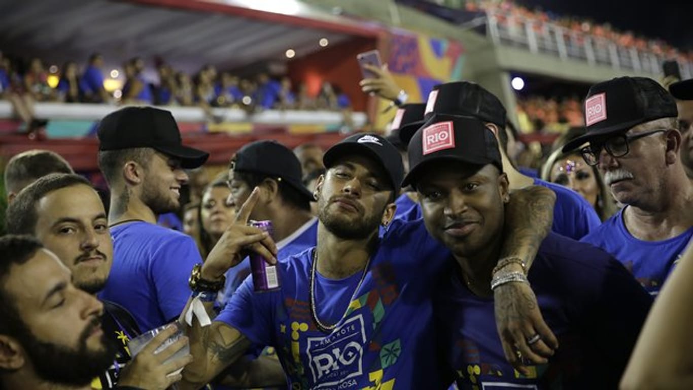 Der brasilianische Fußballspieler Neymar (M), nimmt am Karnevalsfest im Sambadrome in Rio de Janeiro teil.