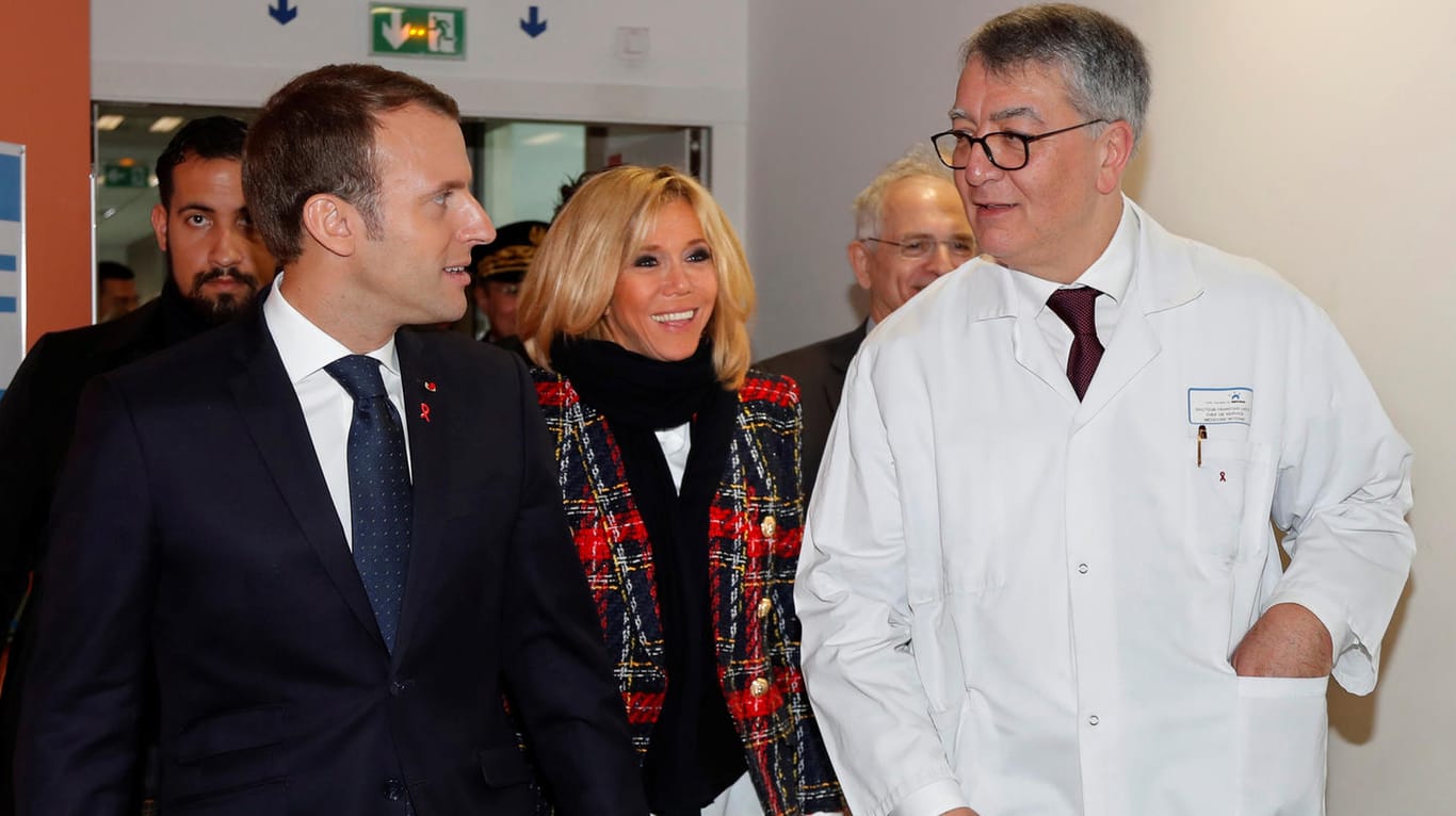 Emmanuel Macron mit seiner Frau Brigitte in einem Krankenhaus in Saint-Denis: Keine Sorge vor Visionen.