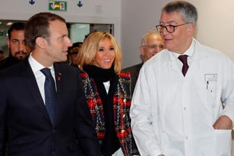 Emmanuel Macron mit seiner Frau Brigitte in einem Krankenhaus in Saint-Denis: Keine Sorge vor Visionen.