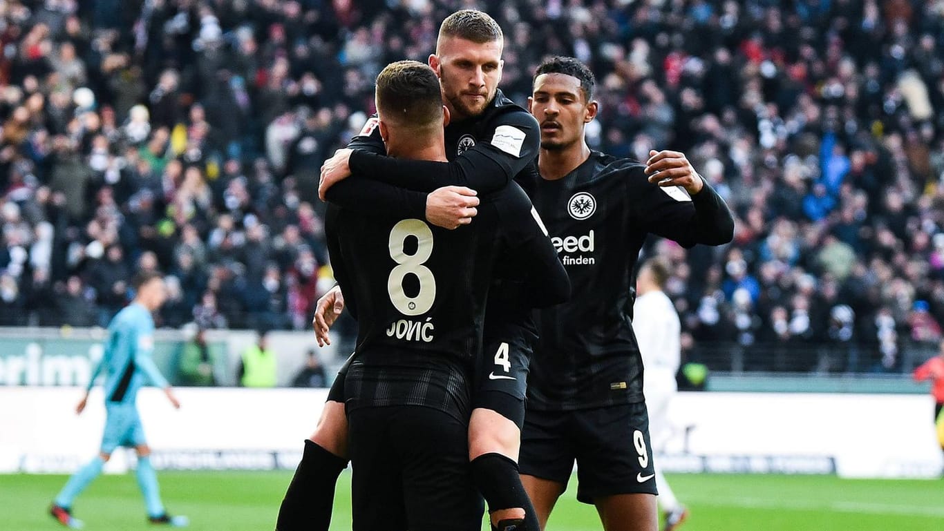 Trafen alle drei beim 3:1 gegen den SC Freiburg am 19. Januar: Luka Jovic (li.), Ante Rebic (mi.) und Sébastien Haller.