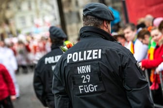 Symbolbild: Polizisten patrouillieren beim Rosenmontagszug in Köln.