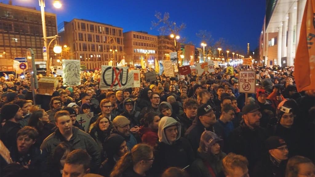 "Nie mehr CDU": Das skandierten vor der CDU-Zentrale in Berliner die Teilnehmer der "Eil-Demo" gegen die EU-Urheberrechtsreform. Die Teilnehmerzahl von anfänglich 400 stieg dort im Laufe der Kundgebung deutlich.