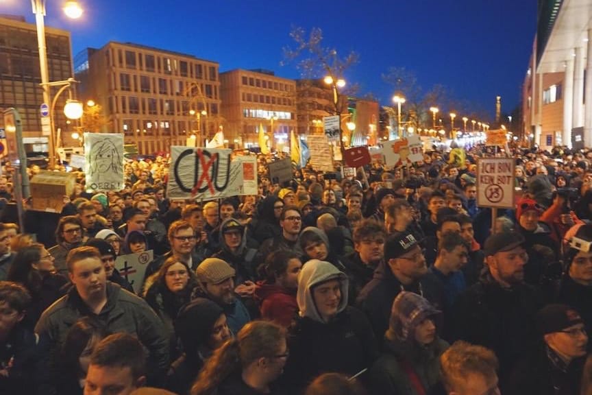 "Nie mehr CDU": Das skandierten vor der CDU-Zentrale in Berliner die Teilnehmer der "Eil-Demo" gegen die EU-Urheberrechtsreform. Die Teilnehmerzahl von anfänglich 400 stieg dort im Laufe der Kundgebung deutlich.