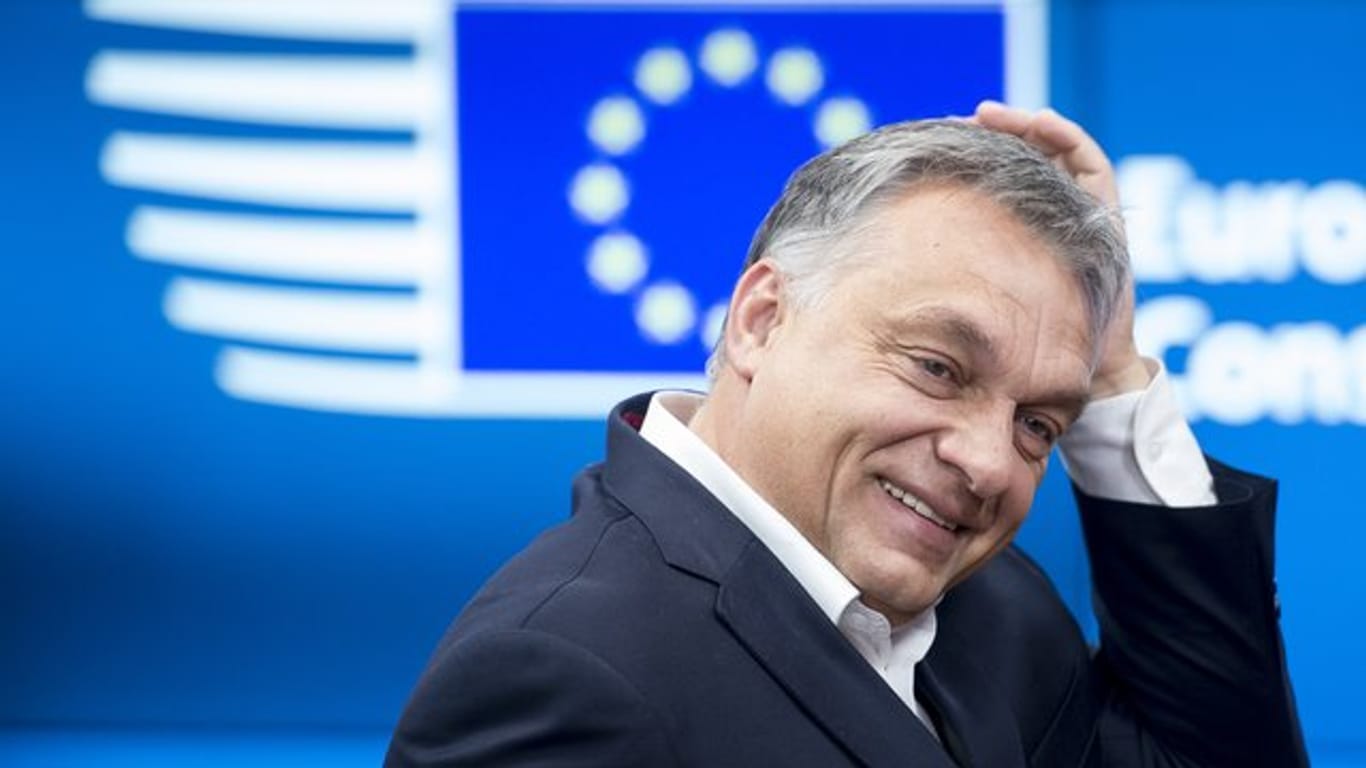 Viktor Orban, ungarischer Ministerpräsident, fasst sich beim EU-Gipfel an den Kopf.