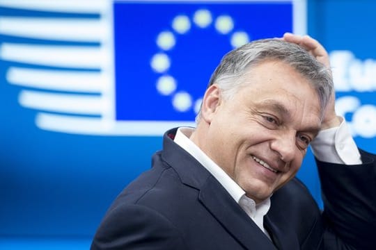 Viktor Orban, ungarischer Ministerpräsident, fasst sich beim EU-Gipfel an den Kopf.