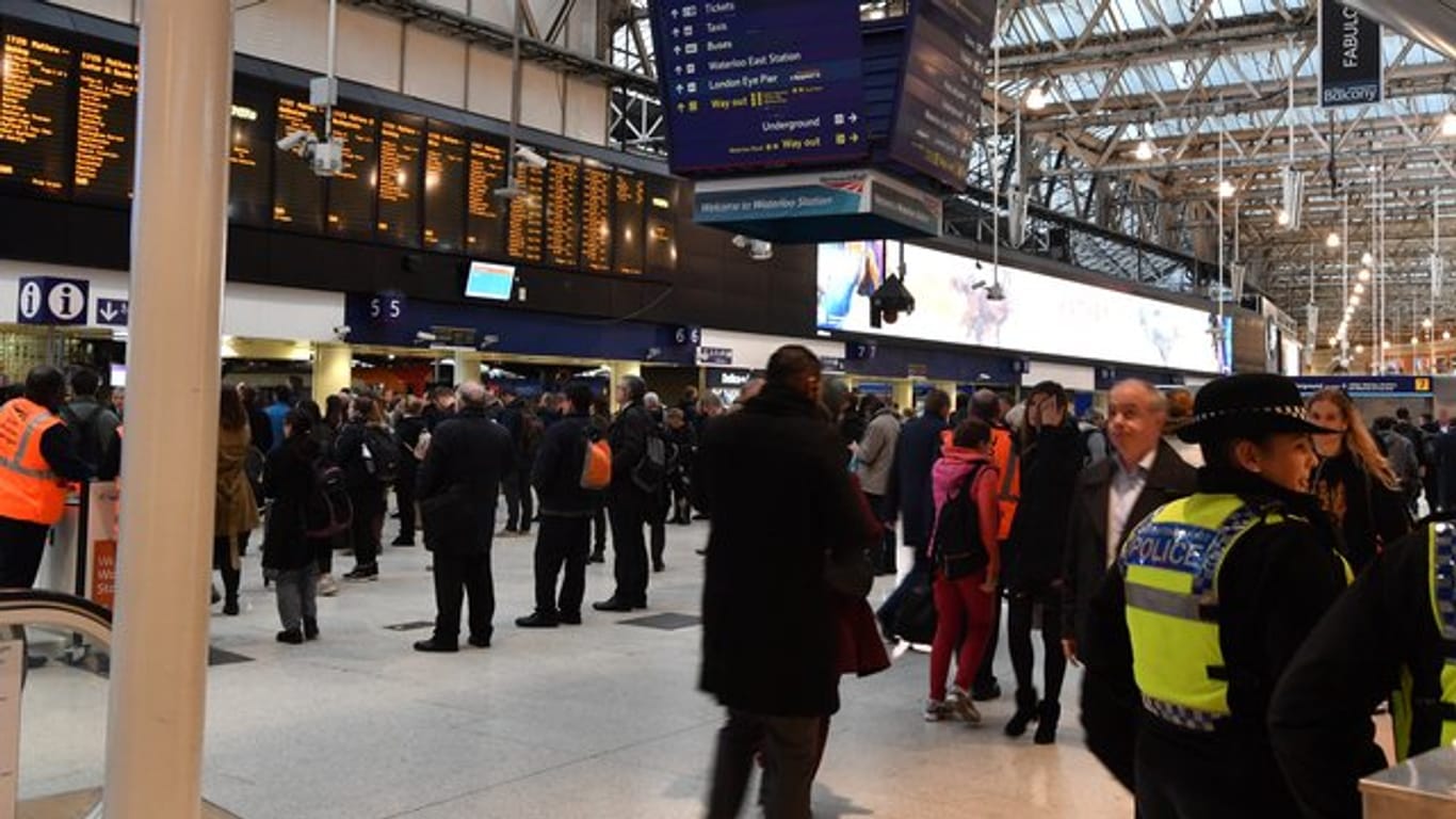 Mehrere kleine Briefbomben sind an verschiedenen Orten in London entdeckt worden, unter anderem am Bahnhof Waterloo.