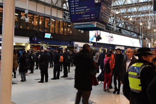 Mehrere kleine Briefbomben sind an verschiedenen Orten in London entdeckt worden, unter anderem am Bahnhof Waterloo.