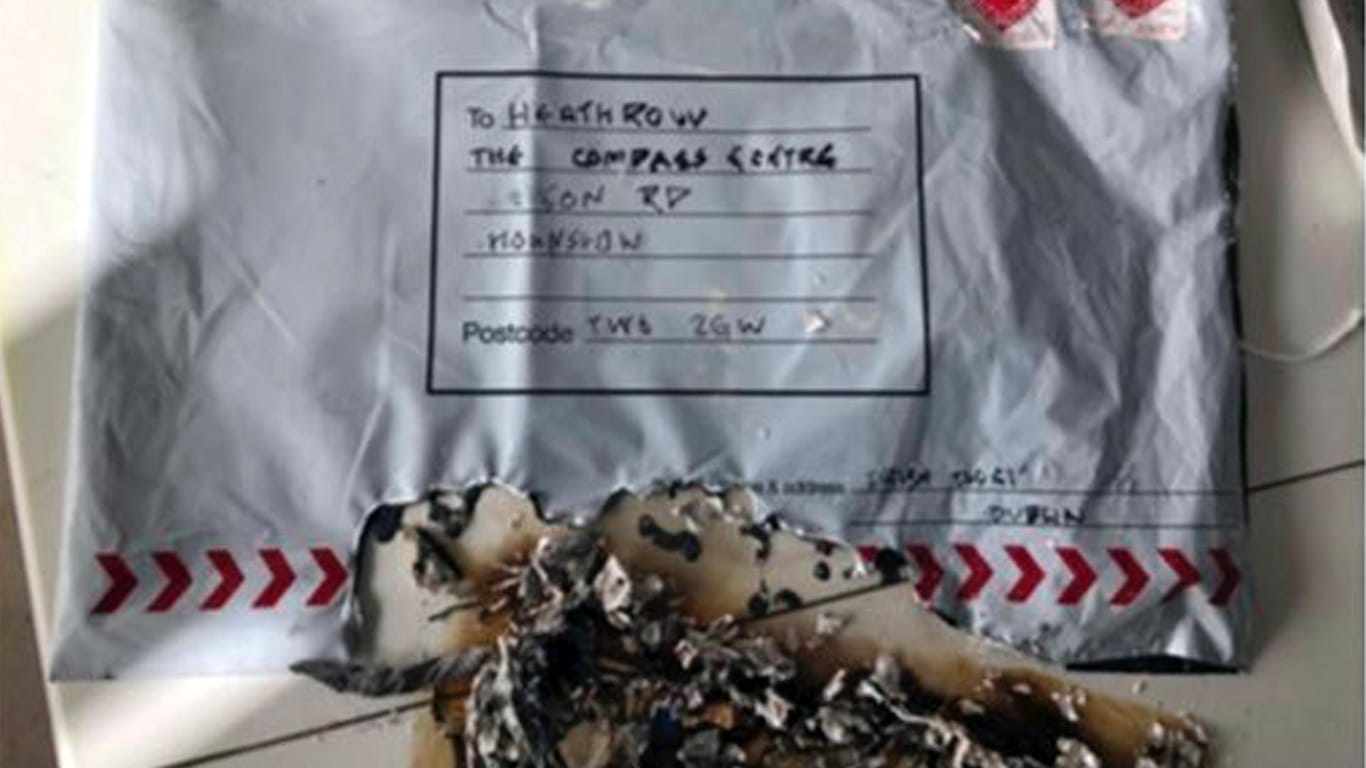Absender unbekannt: Diese an den Flughafen Heathrow adressierte Briefbombe fing beim Öffnen Feuer.