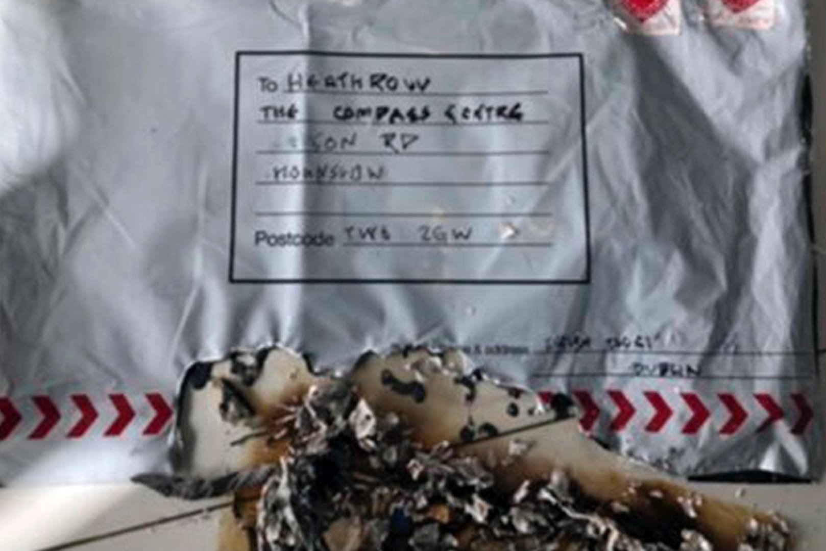 Absender unbekannt: Diese an den Flughafen Heathrow adressierte Briefbombe fing beim Öffnen Feuer.
