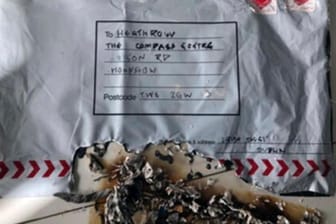 Absender unbekannt: Diese an den Flughafen Heathrow adressierte Briefbombe fing beim Öffnen Feuer.