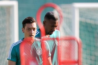 Ehemalige Nationalspieler: Mesut Özil und Jerome Boateng (r) im Sommer 2018 beim Training.