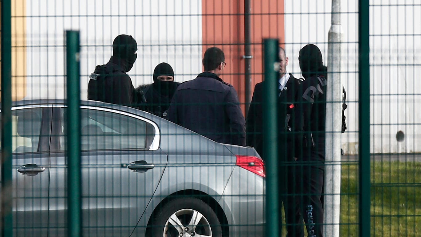 Einsatz gegen radikalisierten Insassen: Maskierte Spezialkräfte warten auf dem Gelände des Hochsicherheitsgefängnisses in Condé-sur-Sarthe.