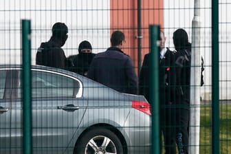 Einsatz gegen radikalisierten Insassen: Maskierte Spezialkräfte warten auf dem Gelände des Hochsicherheitsgefängnisses in Condé-sur-Sarthe.