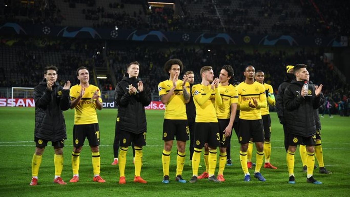 Dortmunds Spieler bedanken sich nach der Niederlage im heimischen Stadion bei den Fans.