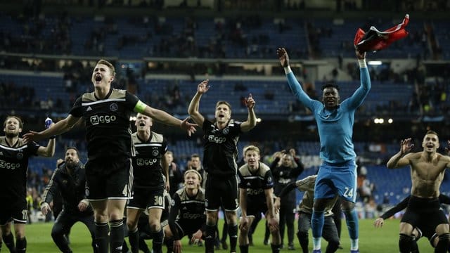 Die Spieler von Ajax Amsterdam tanzen vor Freude über ihren Sieg gegen Real Madrid im Estadio Santiago Bernabeu. Die Spieler von Ajax Amsterdam tanzen vor Freude über ihren Sieg gegen Real Madrid im Estadio Santiago Bernabeu.