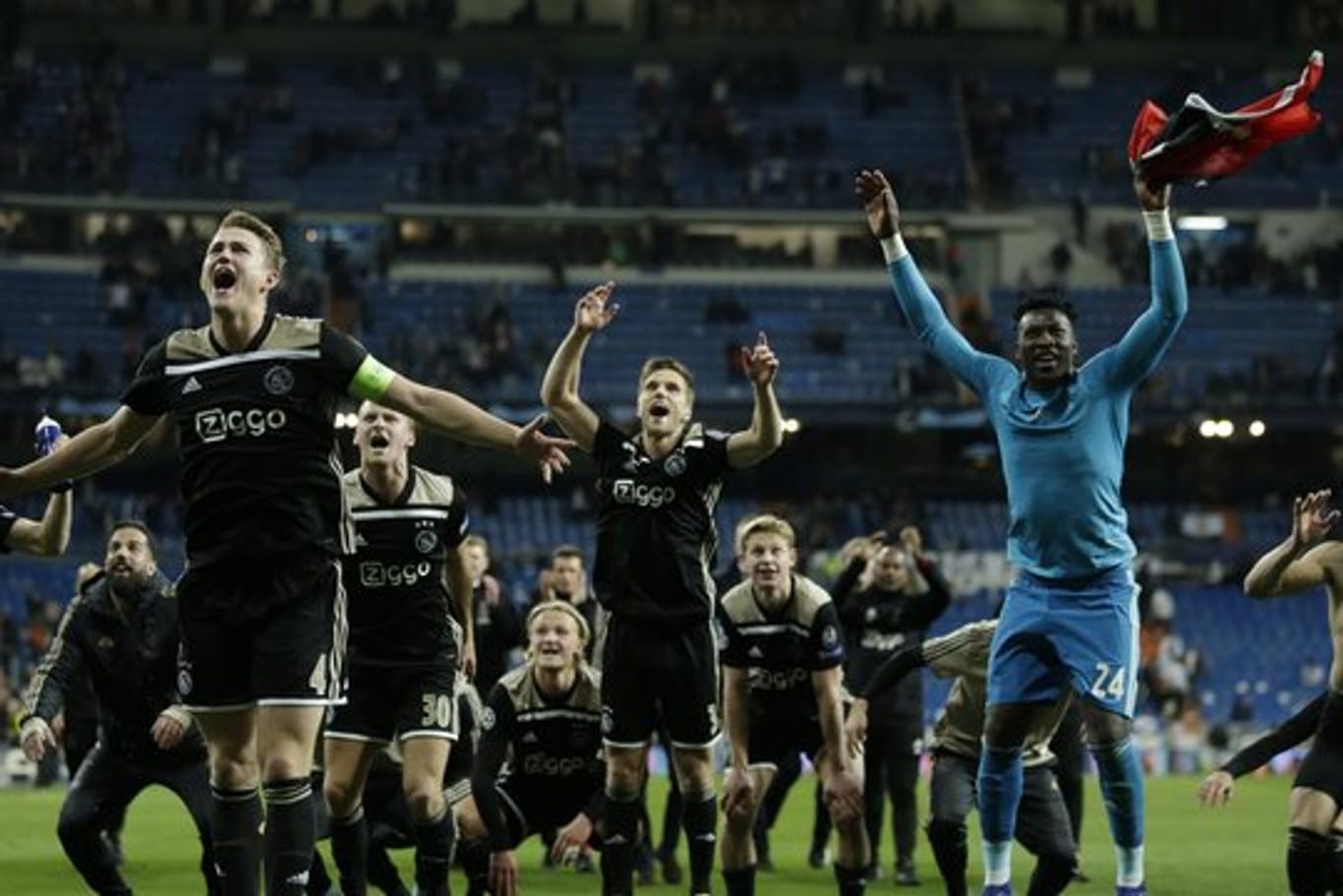 Die Spieler von Ajax Amsterdam tanzen vor Freude über ihren Sieg gegen Real Madrid im Estadio Santiago Bernabeu.