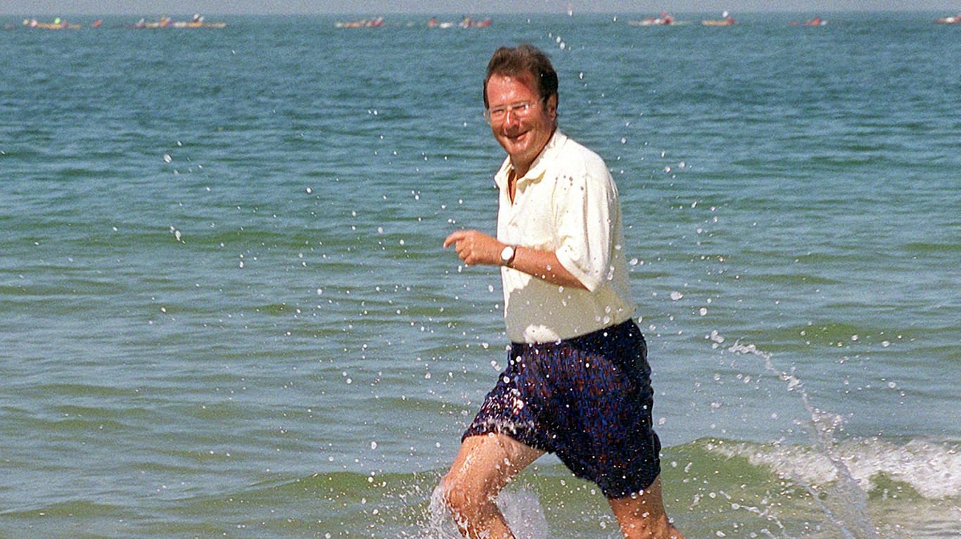 Klaus Kinkel im Sommer 1998 an der niederländischen Küste.
