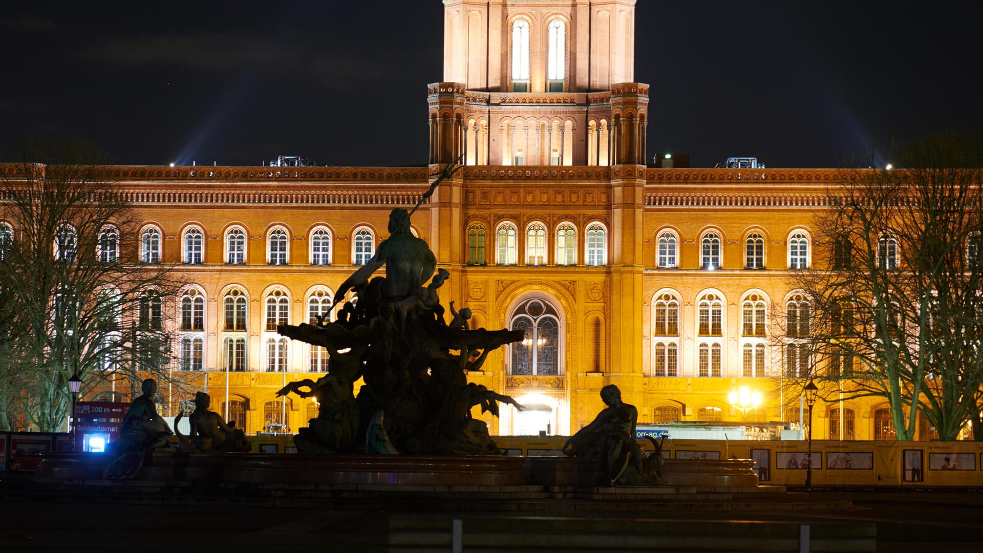 Neptunbrunnen Abends ohne Licht: Rund um den Alexanderplatz hat es einen Stromausfall gegeben. Neptunbrunnen Abends ohne Licht: Rund um den Alexanderplatz hat es einen Stromausfall gegeben.