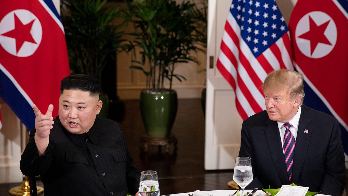 Trump mit Kim in Hanoi: Differenzen über den Abbau der Atomanlagen in Nordkorea haben zum vorzeitigen Ende des Gipfels von US-Präsident Donald Trump mit Machthaber Kim Jong Un beigetragen.