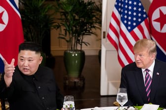 Trump mit Kim in Hanoi: Differenzen über den Abbau der Atomanlagen in Nordkorea haben zum vorzeitigen Ende des Gipfels von US-Präsident Donald Trump mit Machthaber Kim Jong Un beigetragen.