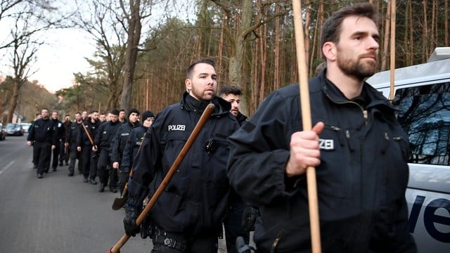 Berliner Polizisten brechen bei Einbruch der Dunkelheit die Suche nach der vermissten Rebecca in einem Waldstück ab.