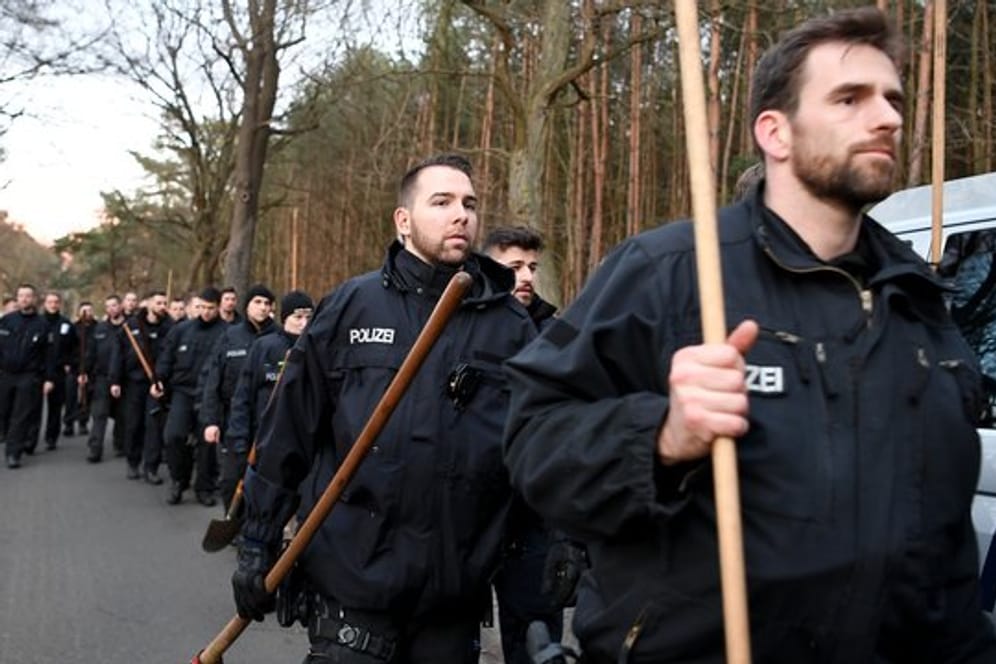 Berliner Polizisten brechen bei Einbruch der Dunkelheit die Suche nach der vermissten Rebecca in einem Waldstück ab.
