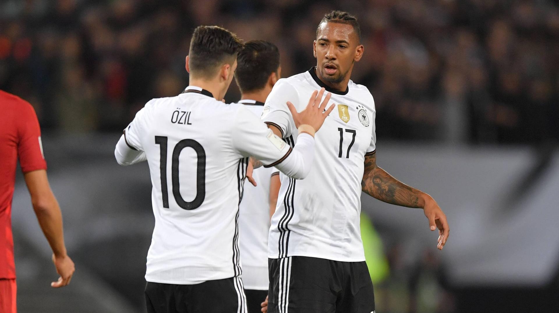 Weggefährten: Mesut Özil und Jérôme Boateng, hier bei einem WM-Qualifikationsspiel 2016, prägten jahrelang die deutsche Nationalelf.