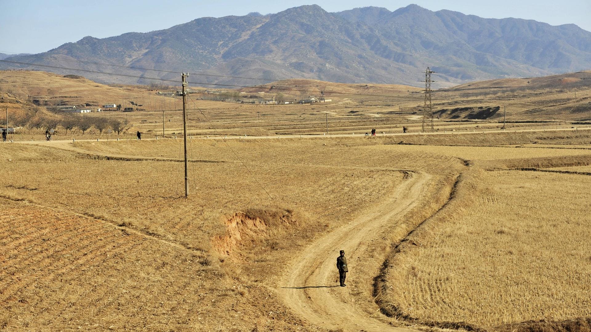 Mensch auf einem Feldweg in Nordkorea: Hitzewellen und Überschwemmungen verschlimmern die Lebensmittelknappheit in dem isolierten Land.