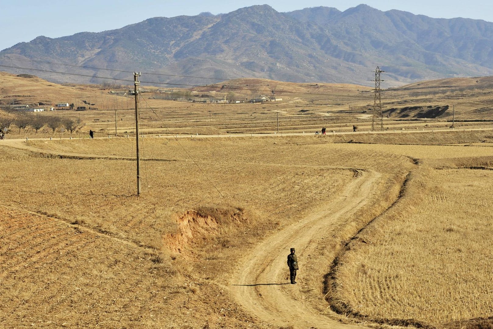 Mensch auf einem Feldweg in Nordkorea: Hitzewellen und Überschwemmungen verschlimmern die Lebensmittelknappheit in dem isolierten Land.