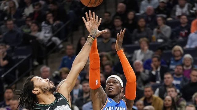 Dennis Schröder (r) verlor erneut mit Oklahoma City Thunder. Dennis Schröder (r) verlor erneut mit Oklahoma City Thunder.