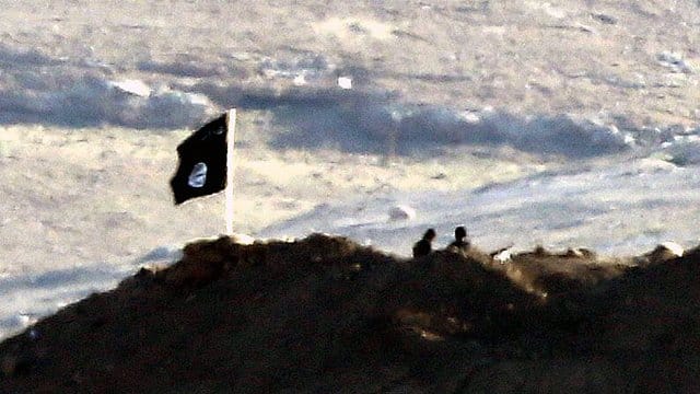 Eine Flagge des IS haben Kämpfer der Terrormiliz in der syrischen Stadt Kobane gehisst. Eine Flagge des IS haben Kämpfer der Terrormiliz in der syrischen Stadt Kobane gehisst.