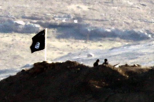 Eine Flagge des IS haben Kämpfer der Terrormiliz in der syrischen Stadt Kobane gehisst.
