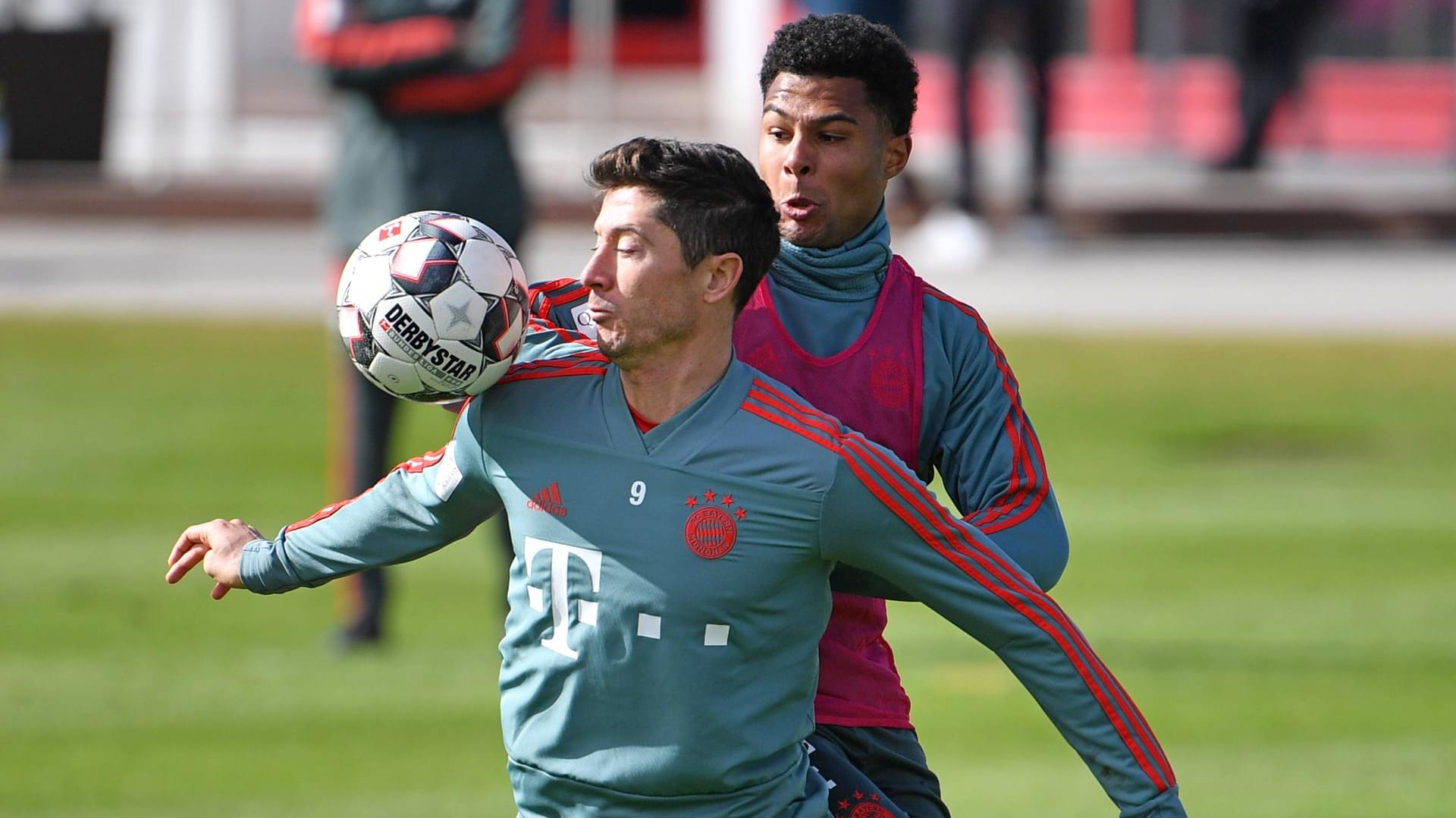 Karriereende beim FC Bayern? Robert Lewandowski, hier im Zweikampf mit Serge Gnabry, winkt mit 30 Jahren noch mal eine langfristige Vertragsverlängerung.