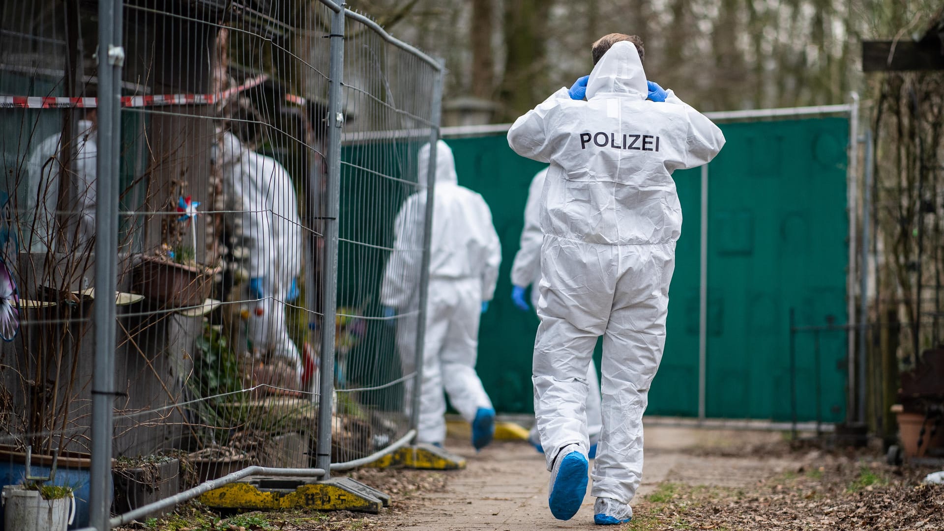 Lügde, Nordrhein-Westfalen: Polizeibeamte sichern Spuren auf dem Campingplatz Eichwald.