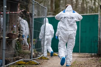 Lügde, Nordrhein-Westfalen: Polizeibeamte sichern Spuren auf dem Campingplatz Eichwald.