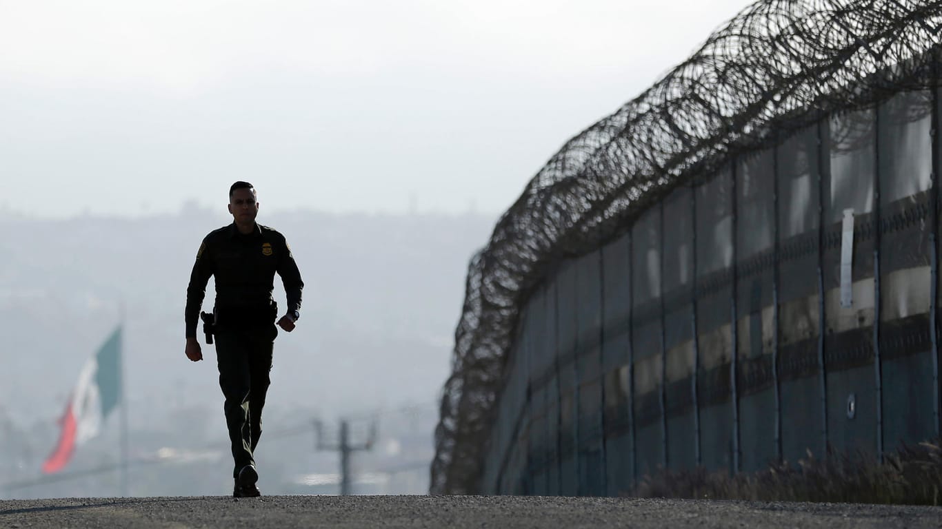 San Diego, USA: Ein US-Soldat patrouilliert an der Grenze zu Mexiko; zuletzt kommen immer mehr Kinder und Familien.